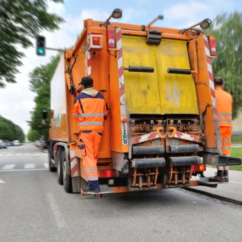 Die Rückansicht eines Abfallsammelfahrzeugs.