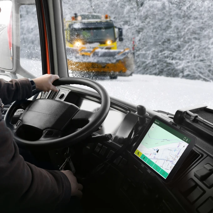 Sicht aus dem Innenraum eines Winterdienstfahrzeugs.